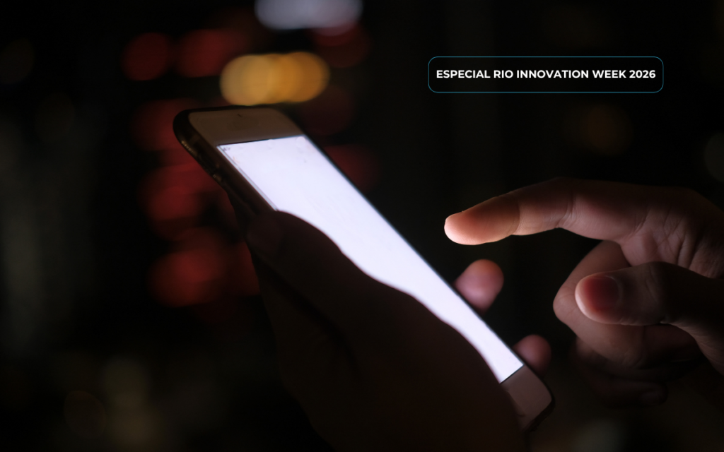 Pessoa usando celular em matéria sobre algoritmos e inteligência artificial