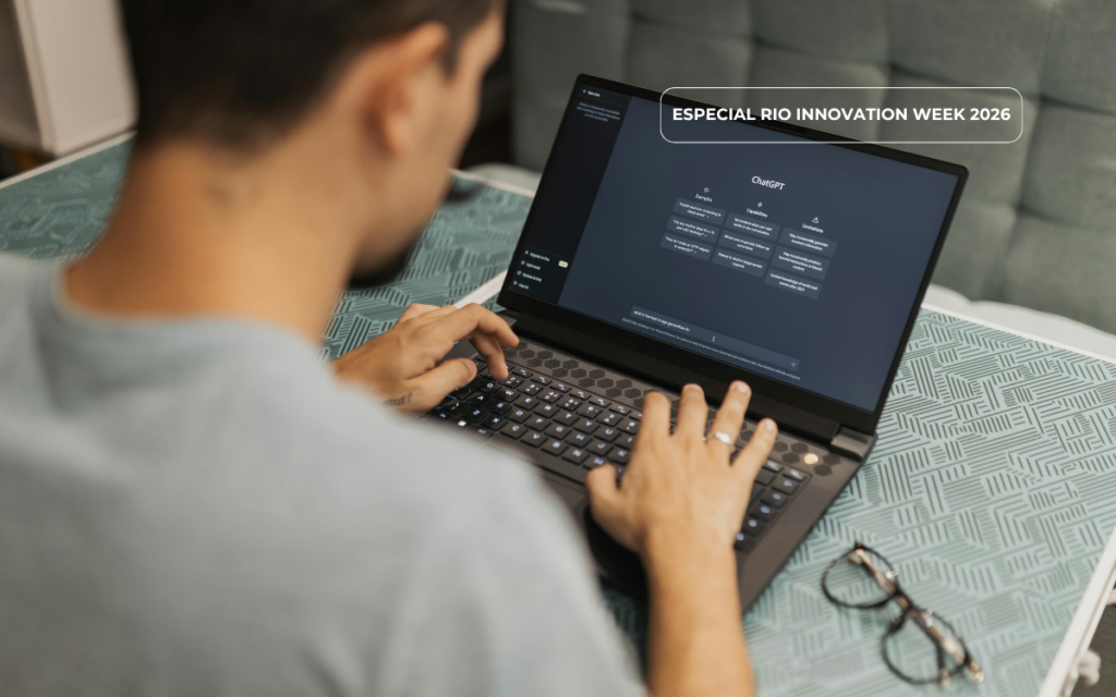 Imagem de homem jovem, de costas, mexendo em um Notebook. Na tela aparece a página inicial do ChatGpt